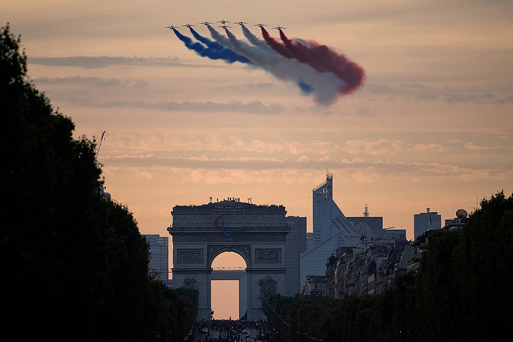 | Photo: AP/Aurelien Morissard : 2024 Paris Paralympics, Opening Ceremony:  Alpha Jets from the Patrouille de France fly over the Champs-Elysees